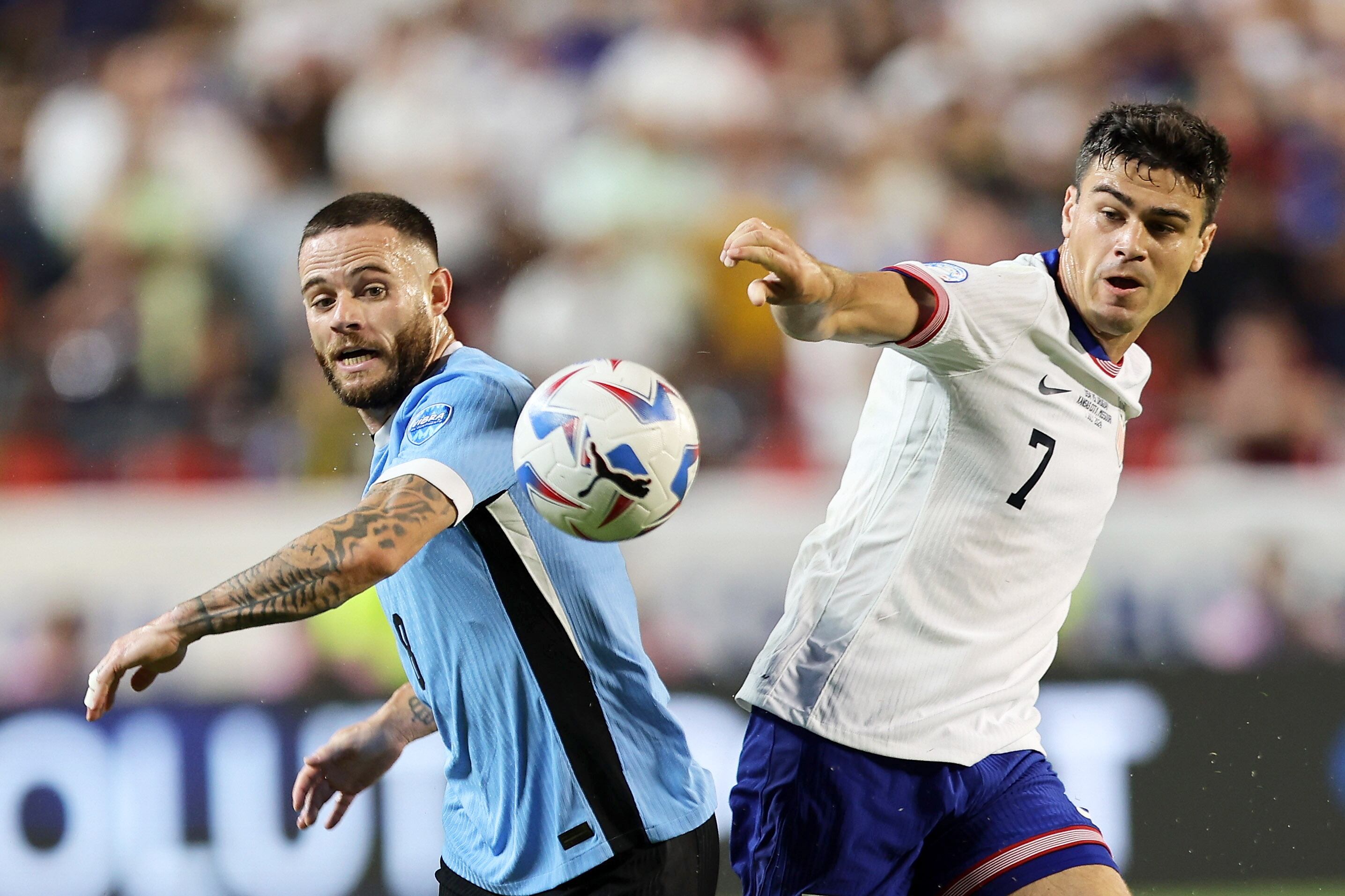 Kansas City (United States), 01/07/2024.- Uruguay's Nahitan Nandez (L) and Giovanni Reyna of the United States in action during a CONMEBOL Copa America group C soccer match in Kansas City, Missouri, USA, 01 July 2024. (Estados Unidos) EFE/EPA/WILLIAM PURNELL
