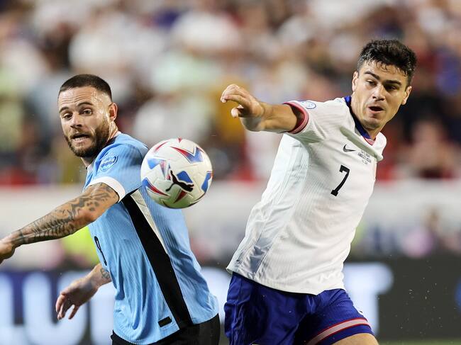 Kansas City (United States), 01/07/2024.- Uruguay's Nahitan Nandez (L) and Giovanni Reyna of the United States in action during a CONMEBOL Copa America group C soccer match in Kansas City, Missouri, USA, 01 July 2024. (Estados Unidos) EFE/EPA/WILLIAM PURNELL