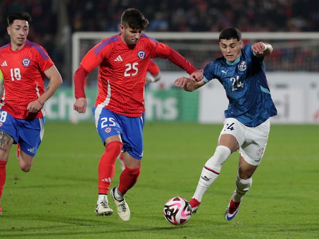 AMDEP3191. SANTIAGO (CHILE), 11/06/2024.- Benjamín Kuscevic (c) de Chile disputa el balón con Ramón Sosa (d) de Paraguay este martes, en un partido amistoso internacional entre las selecciones de Chile y Paraguay, en el estadio Nacional en Santiago (Chile). EFE/ Elvis González