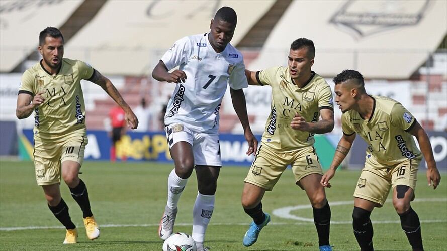 Las pancartas con las que salieron a jugar Águilas Doradas y no fueron mostradas en televisión . Foto: Colprensa