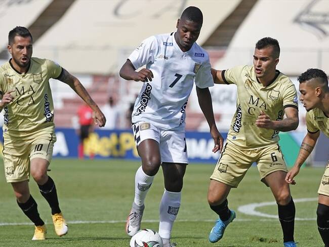 Las pancartas con las que salieron a jugar Águilas Doradas y no fueron mostradas en televisión . Foto: Colprensa