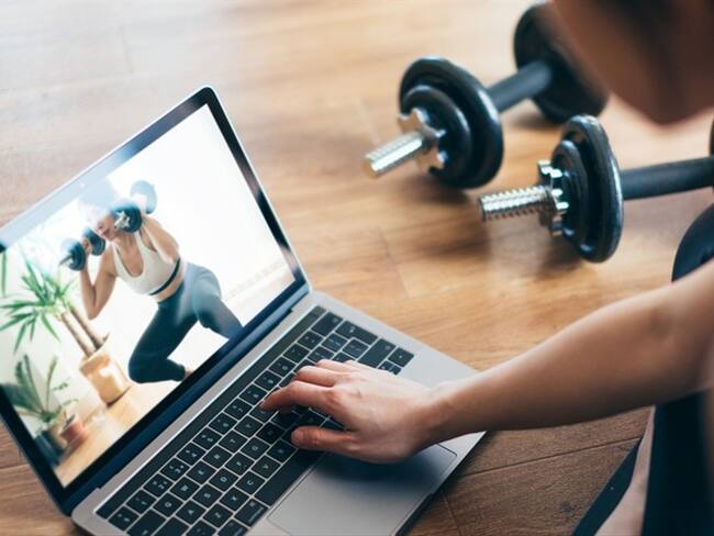 La pandemia obligó a muchas personas transportar el gimnasio a sus casas para poder ejercitarse. Foto: Getty Images