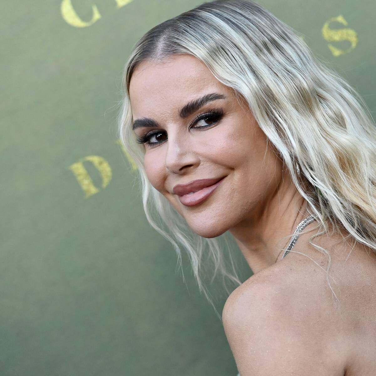 Así es ‘La niña que siempre miraba el sol’: el libro que transforma el dolor en fuerza