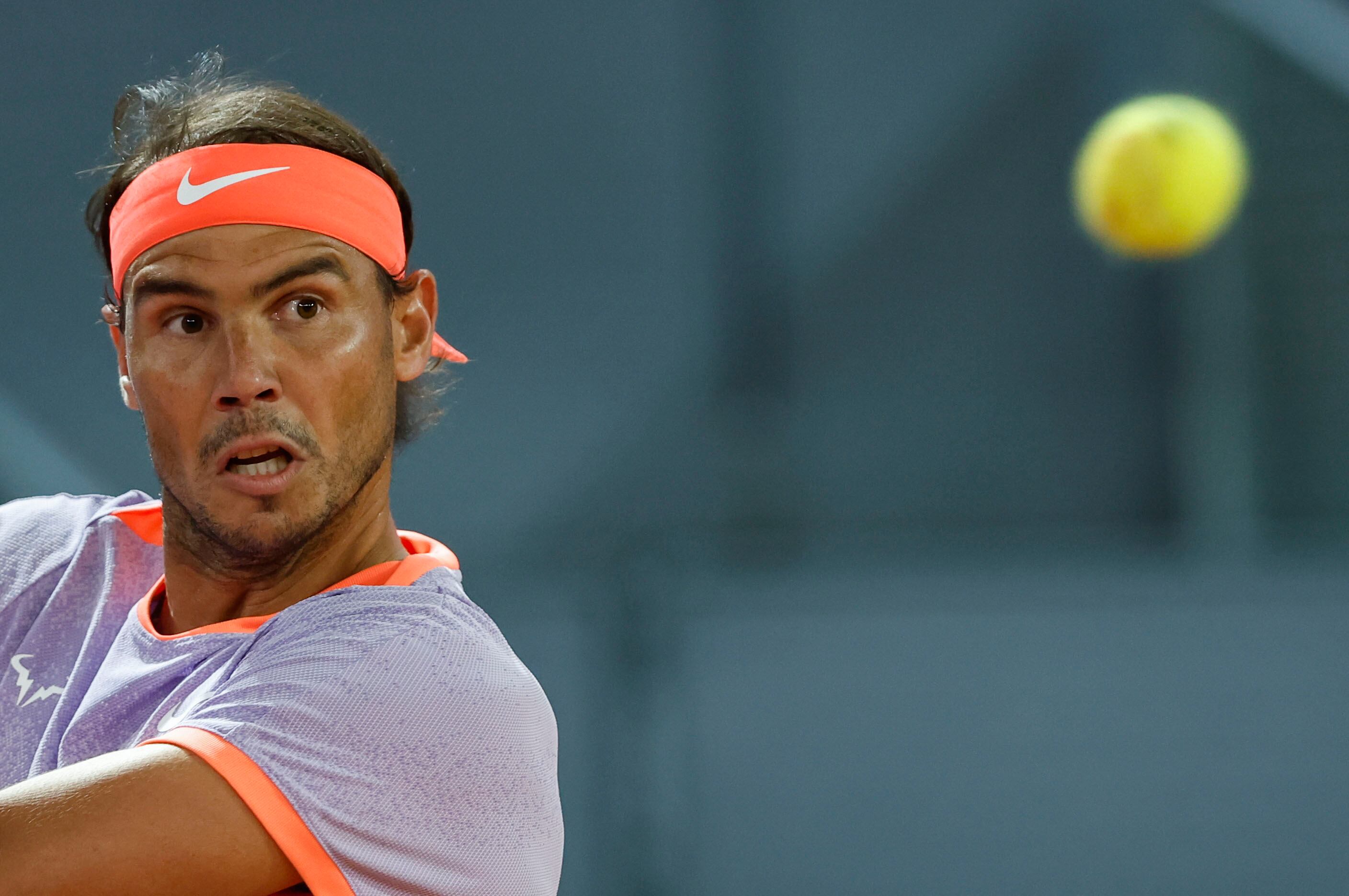 El tenista Rafa Nadal durante su partido frente al checo Jiri Lehecka correspondiente a los octavos de final del Muta Madrid Open en las instalaciones de la Caja Mágica, en Madrid. EFE / Chema Moya.