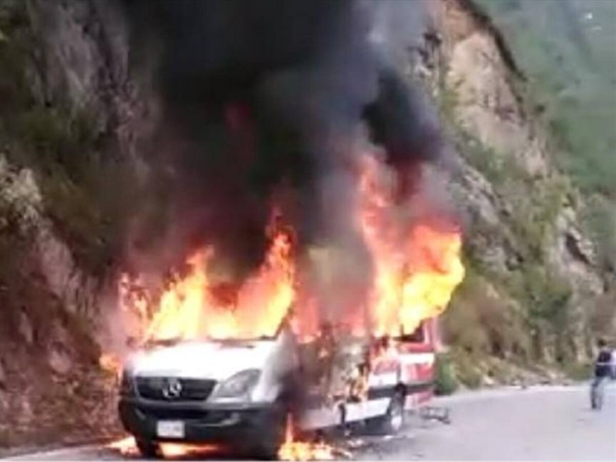 Autoridades atribuyen al Epl incineración de una buseta en el Catatumbo