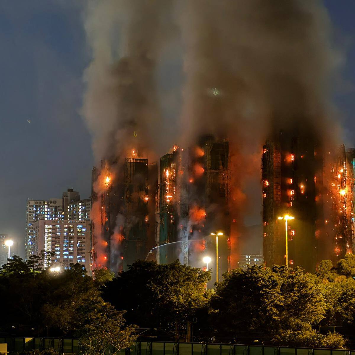 Incendio a gran escala en Hong Kong dejó al menos 4 muertos y 8 heridos