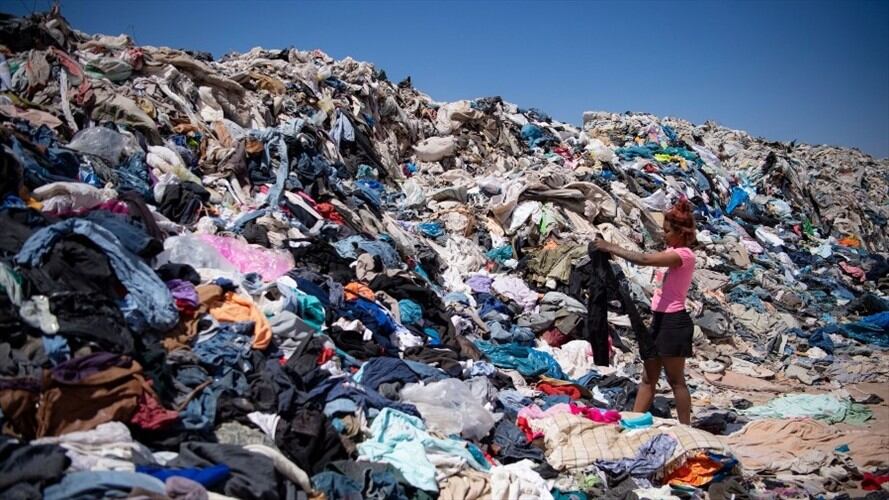 Botadero de ropa usada en Chile. Foto: Getty Images