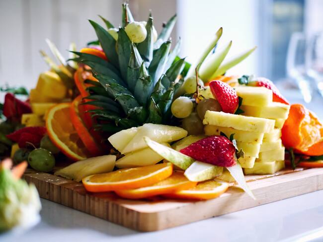 Frutas picadas sobre una tabla (Foto vía Getty Images)