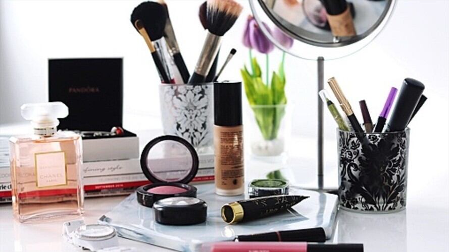 Fragancias, cuidado bucal, aseo masculino, cuidado del cabello, piel y maquillaje, son en su orden, las categorías que más consumo tienen.. Foto: Getty Images