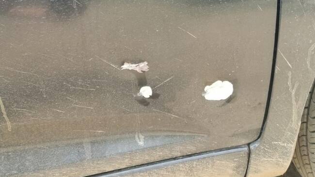 El vehículo en el que se movilizaban dos indígenas fue impactado en tres oportunidades .. Foto: Acín