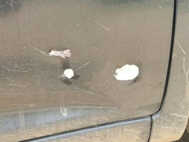 El vehículo en el que se movilizaban dos indígenas fue impactado en tres oportunidades .. Foto: Acín