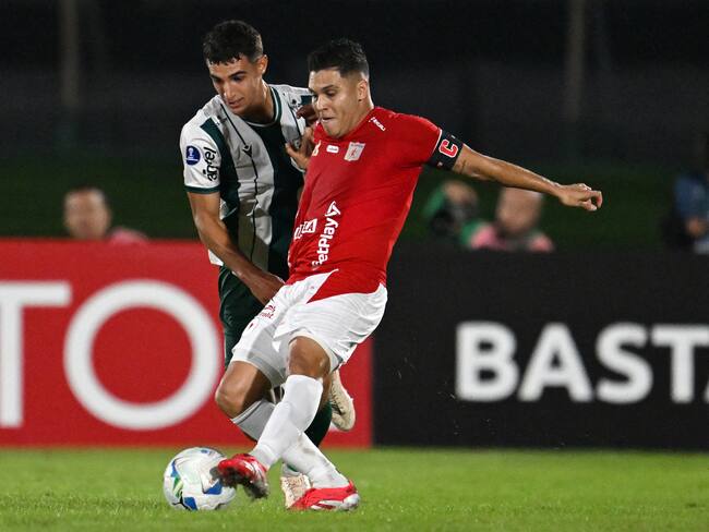 Juan Bosca y Juan Fernando Quintero. Foto: EITAN ABRAMOVICH/AFP via Getty Images.