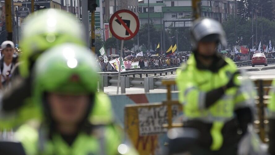 A lo largo del recorrido, se presentaron algunos desmanes y enfrentamientos entre la Policía Nacional con algunos manifestantes. Foto: Colprensa