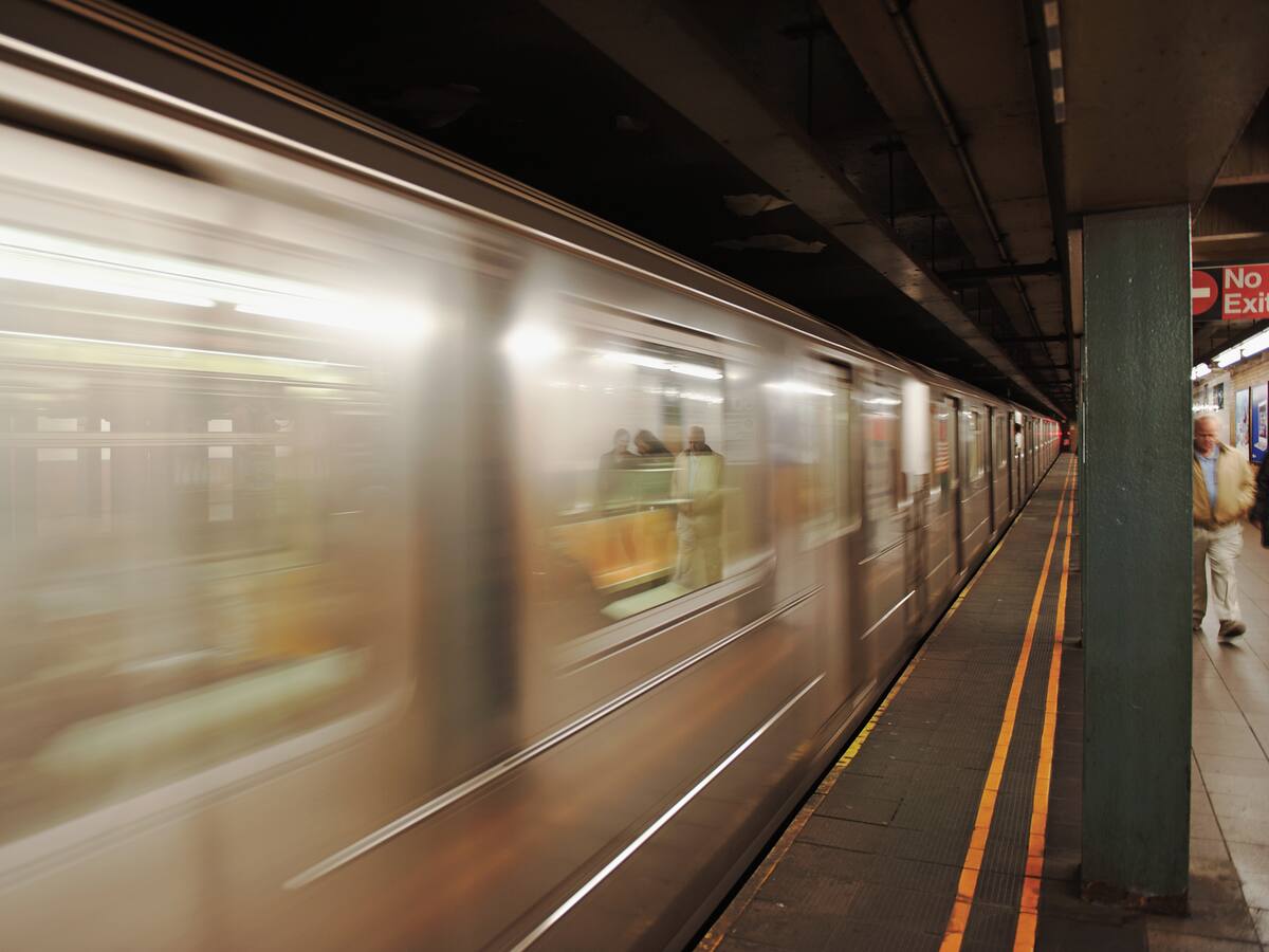Un hombre fue encontrado muerto en estación de Nueva York tras peligrosa práctica encima del metro