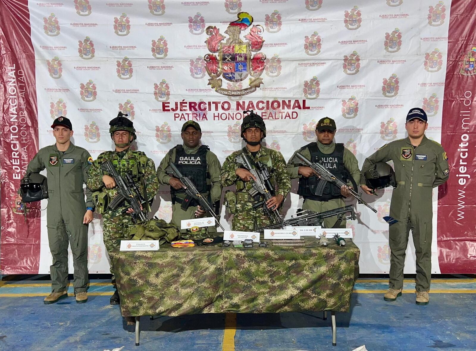 También se incautaron elementos de comunicación y prendas de uso privativo de las Fuerzas Militares. Crédito: Ejército Nacional.