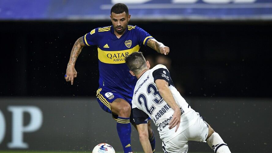 Golazo de Edwin Cardona de tiro libre ante Gimnasia. Foto: Marcelo Endelli/Getty Image