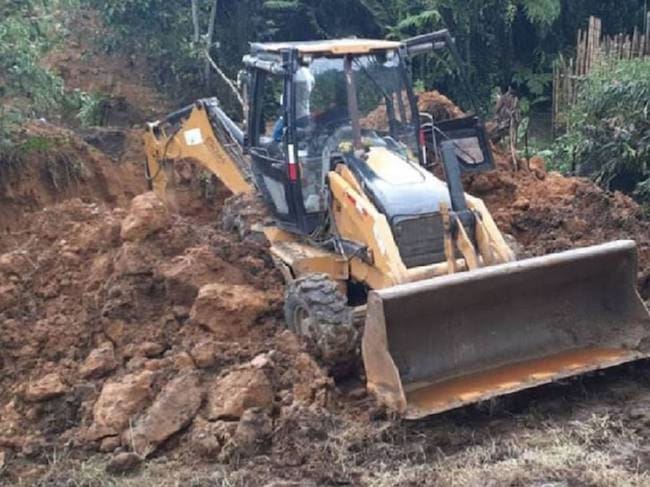 Pérdida de la banca en un trayecto de Antioquia, mantiene cerrada la vía Manizales - Medellín. Crédito: Sec. Medio Ambiente de Caldas.