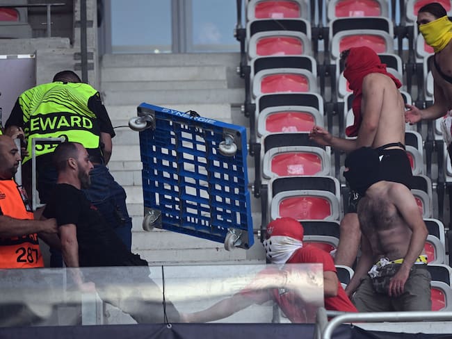 Pelea entre hinchas del Niza y del Colonia. (Photo by NICOLAS TUCAT / AFP) (Photo by NICOLAS TUCAT/AFP via Getty Images)