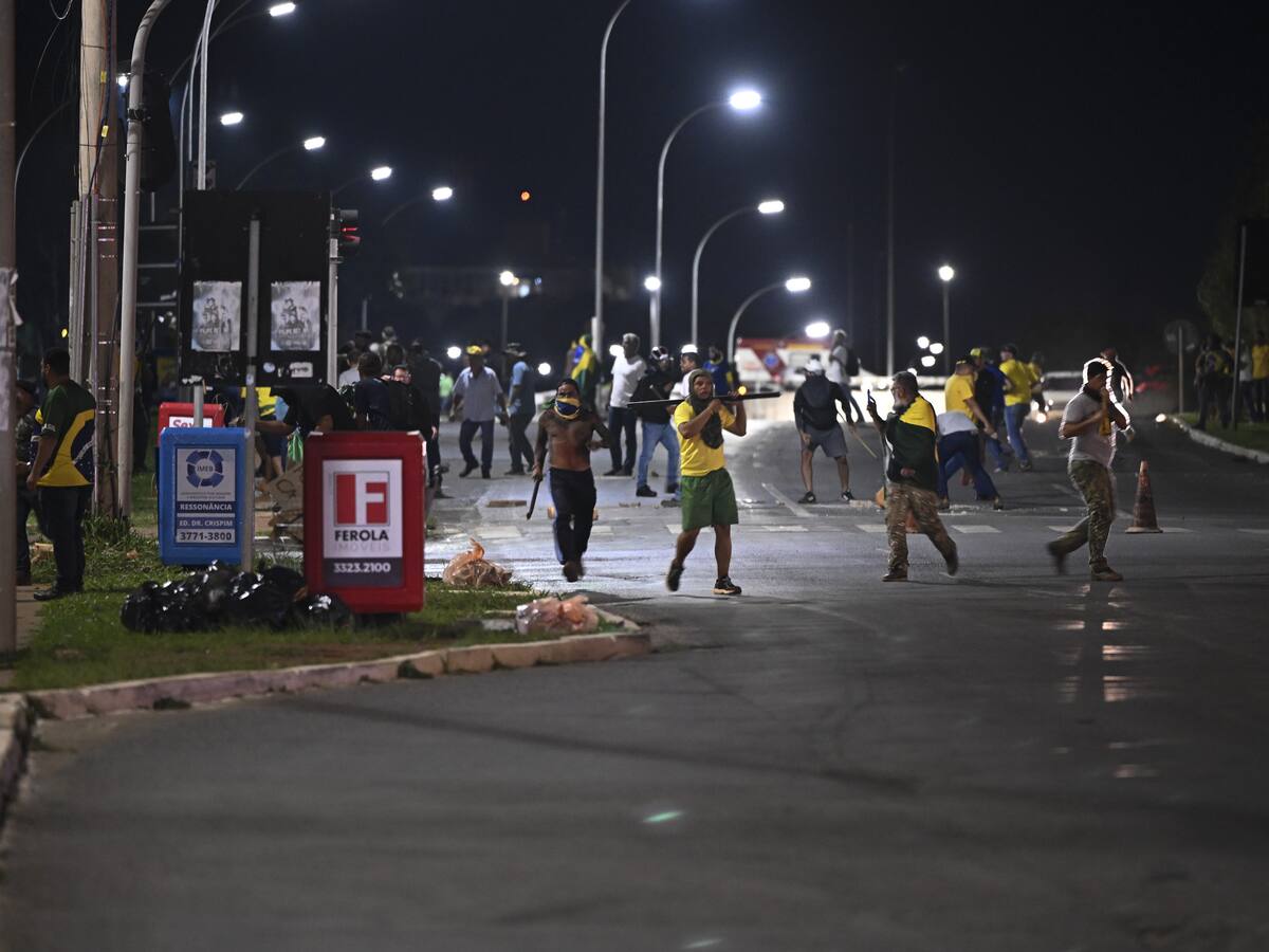 Seguidores de Jair Bolsonaro incendian vehículos y causan disturbios en Brasilia