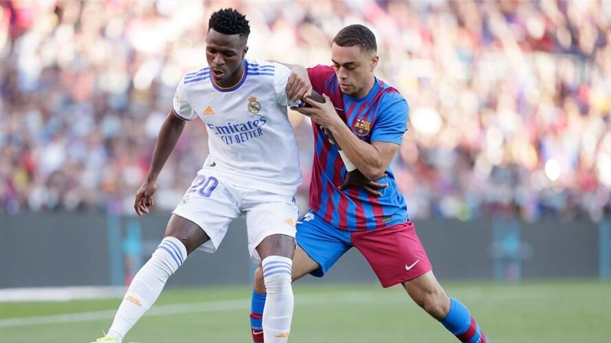 Vinicius Junior y Sergino Des en el clásico español entre Real Madrid y Barcelona. Foto: David S. Bustamante/Soccrates/Getty Images