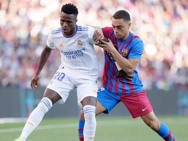 Vinicius Junior y Sergino Des en el clásico español entre Real Madrid y Barcelona. Foto: David S. Bustamante/Soccrates/Getty Images