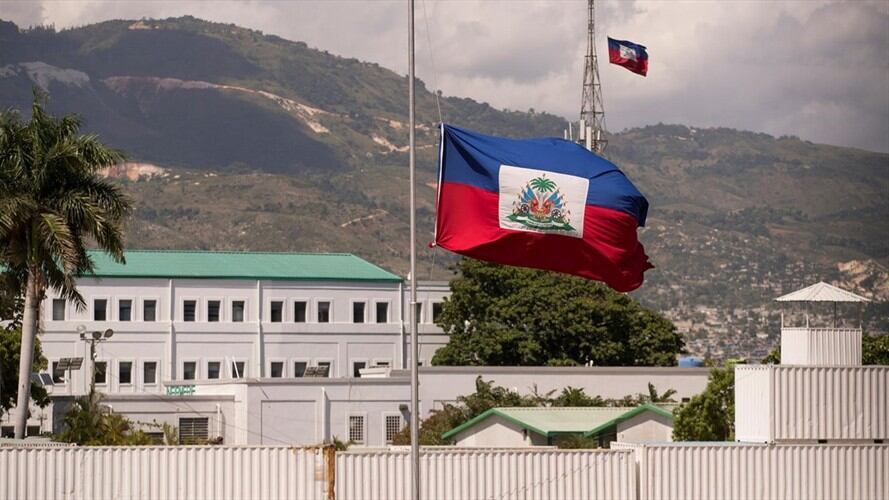 La bandera nacional haitiana ondea a media asta en el Palacio Nacional. Foto: Agencia EFE / ORLANDO BARRÍA