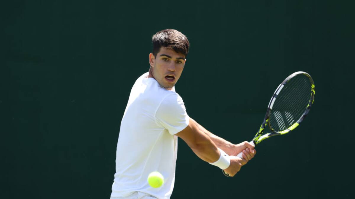 Alcaraz venció a Mark Lajal en su debut en Wimbledon