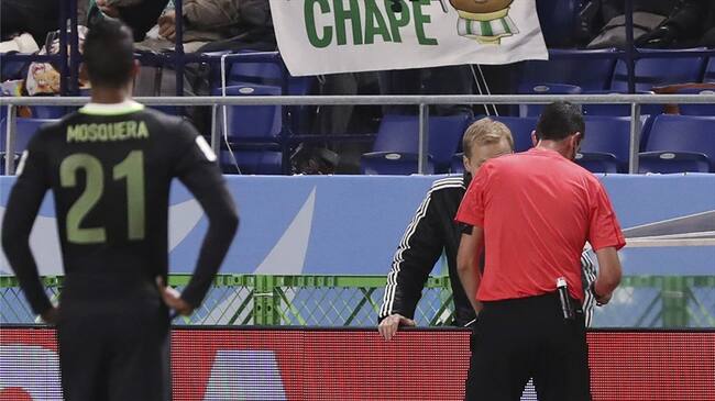 El árbitro Viktor Kassai revisa el video. Foto: Associated Press - AP
