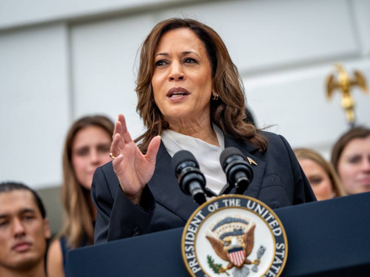 Kamala Harris condenó la quema de la bandera de EE.UU. en la protesta contra Netanyahu
