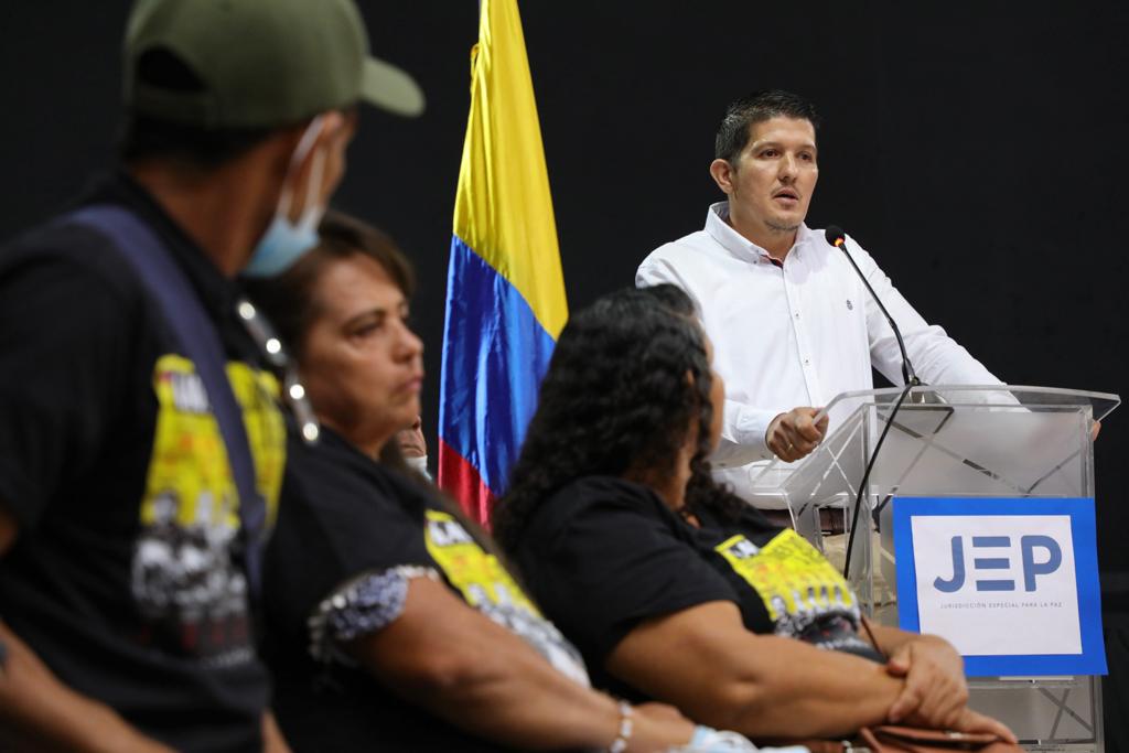 En Ocaña, Norte de Santander se cumple la audiencia de pública de la JEP, participan 10 miembros y el civil que fueron imputados por crímenes de guerra y lesa humanidad. / FOTO: JEP