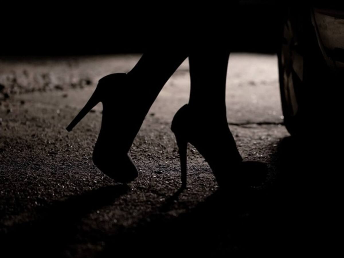 Extranjero que caminó con una mujer amarrada genera polémica en Medellín