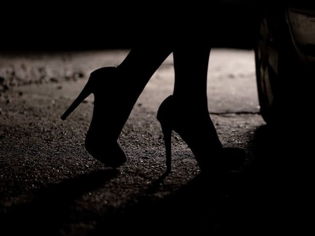 Extranjero que caminó con una mujer amarrada genera polémica en Medellín