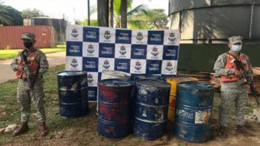 Las incautaciones se dieron tras varios procedimientos realizados a una embarcación que llevaba estos galones. Foto: Cortesía Armada Nacional