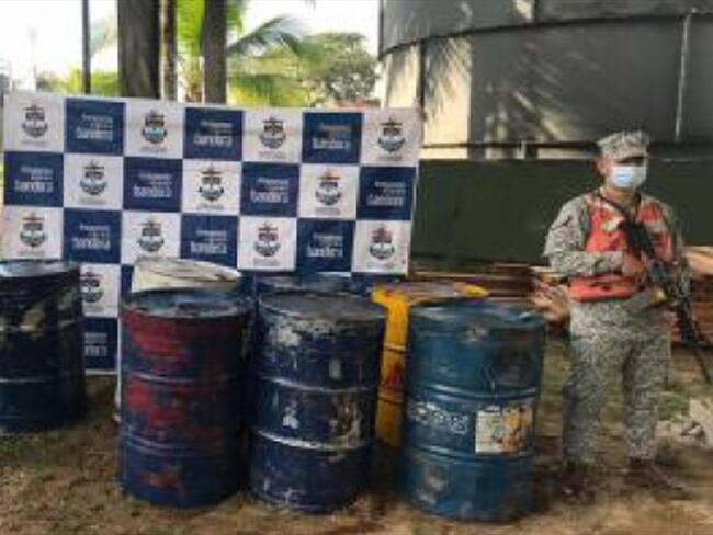 Las incautaciones se dieron tras varios procedimientos realizados a una embarcación que llevaba estos galones. Foto: Cortesía Armada Nacional