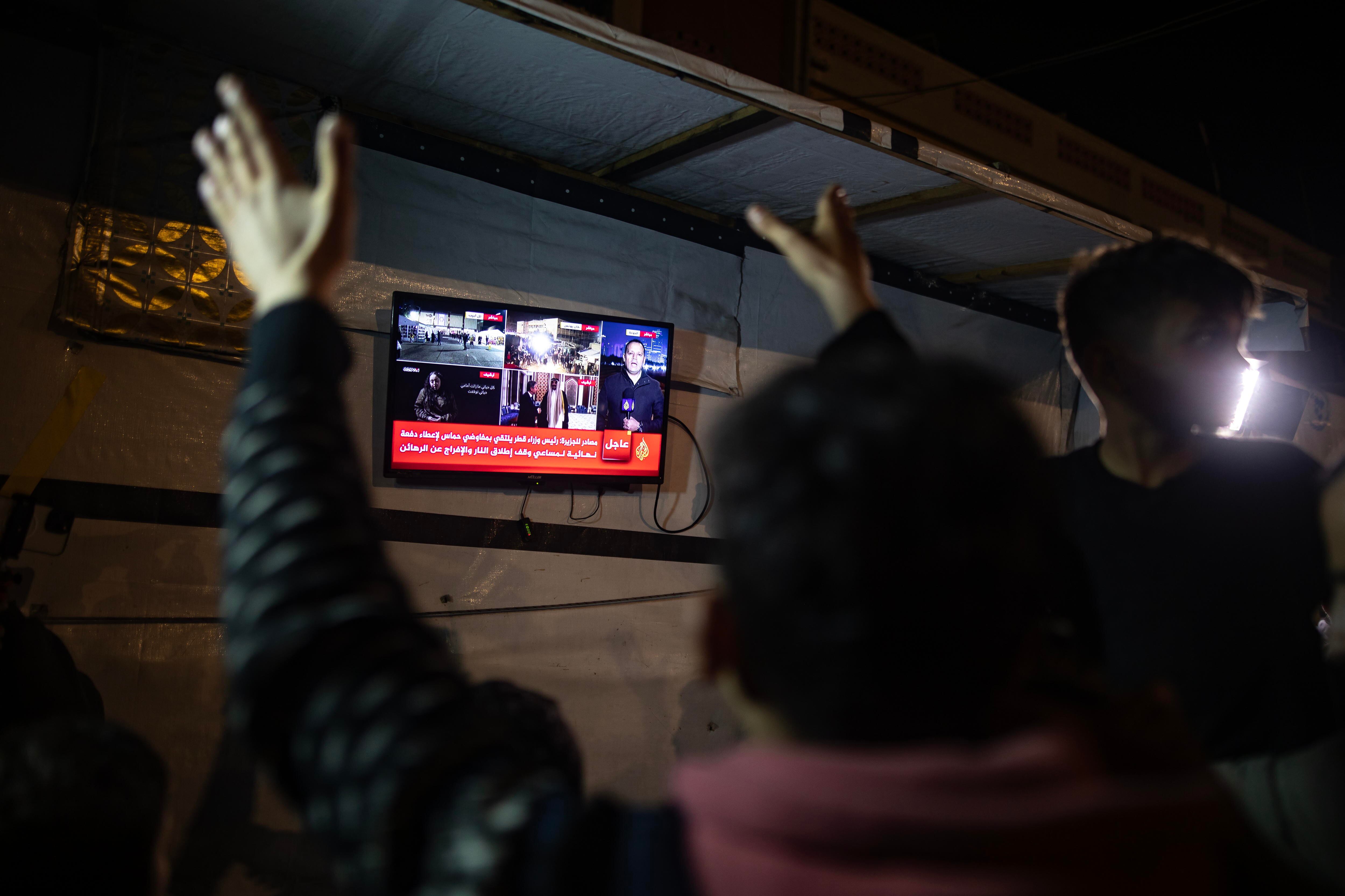 Khan Younis (---), 15/01/2025.- Palestinos reaccionan ante la noticia de un acuerdo de alto al fuego con Israel.