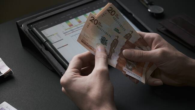 Persona haciendo cuentas de su empresa (Getty Images)