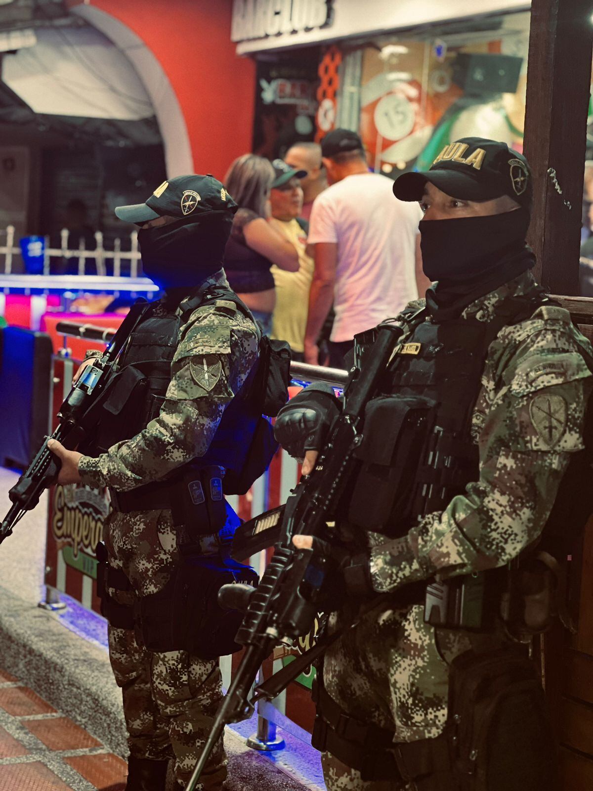 Acompañamiento del Gaula militar en la zona comercial en Barranquilla./ Primera División del Ejército