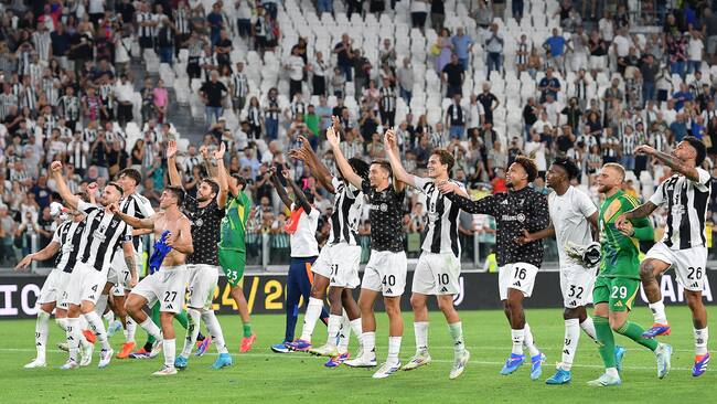 Torino (Italy), 19/08/2024.- Players of Juventus celebrate with their supporters after winning the Italian Serie A soccer match between Juventus FC and Como 1907, in Turin, Italy, 19 August 2024. (Italia) EFE/EPA/ALESSANDRO DI MARCO