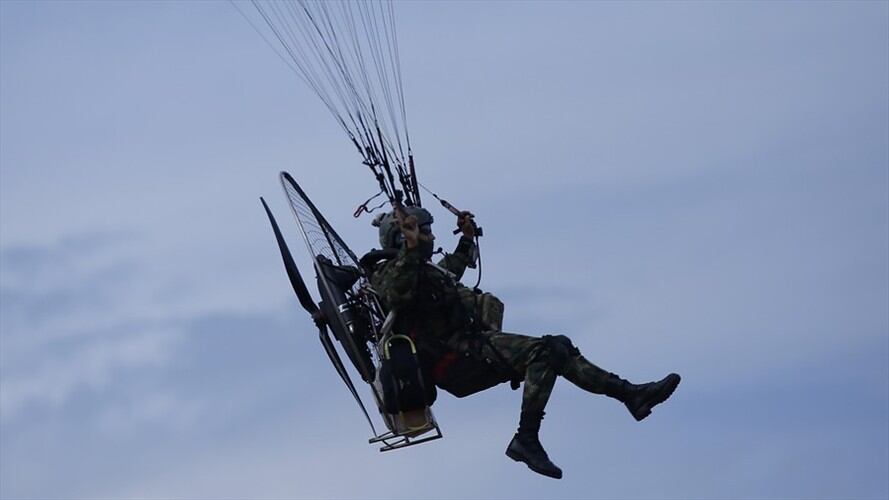 Soldado protagoniza dramático momento al caer luego que su paracaídas no abriera. Foto: Colprensa - Camila Díaz