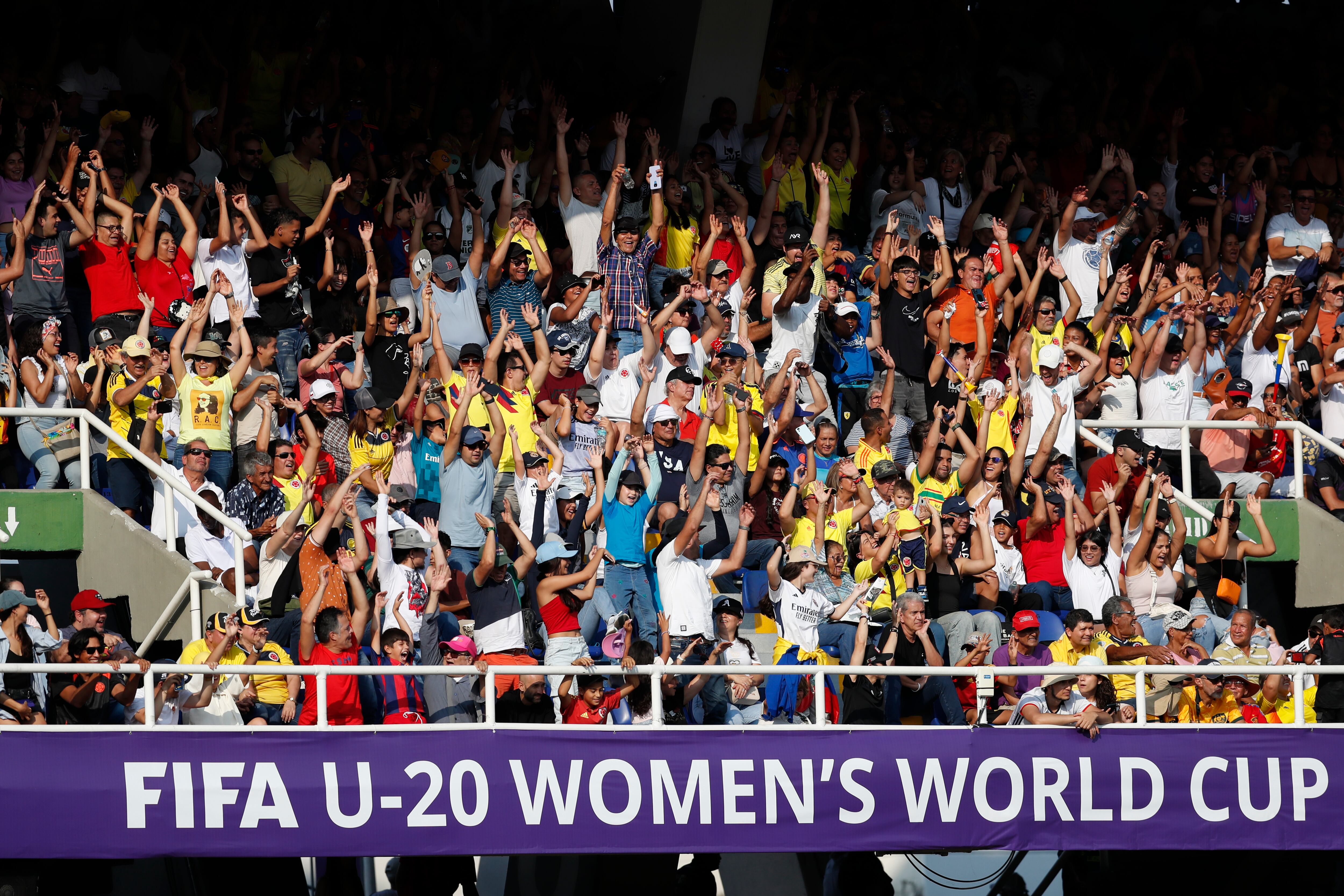 AMDEP5656. CALI (COLOMBIA), 01/09/2024.- Hinchas animan este domingo, en un partido del grupo C de la Copa Mundial Femenina sub-20 entre las selecciones de España y Estados Unidos en el estadio de Pascual Guerrero en Cali (Colombia). EFE/ Ernesto Guzmán Jr.