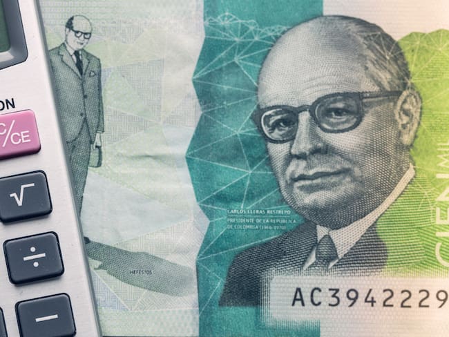 Dinero Colombia y calculadora, imagen de referencia prima // Gettyimages