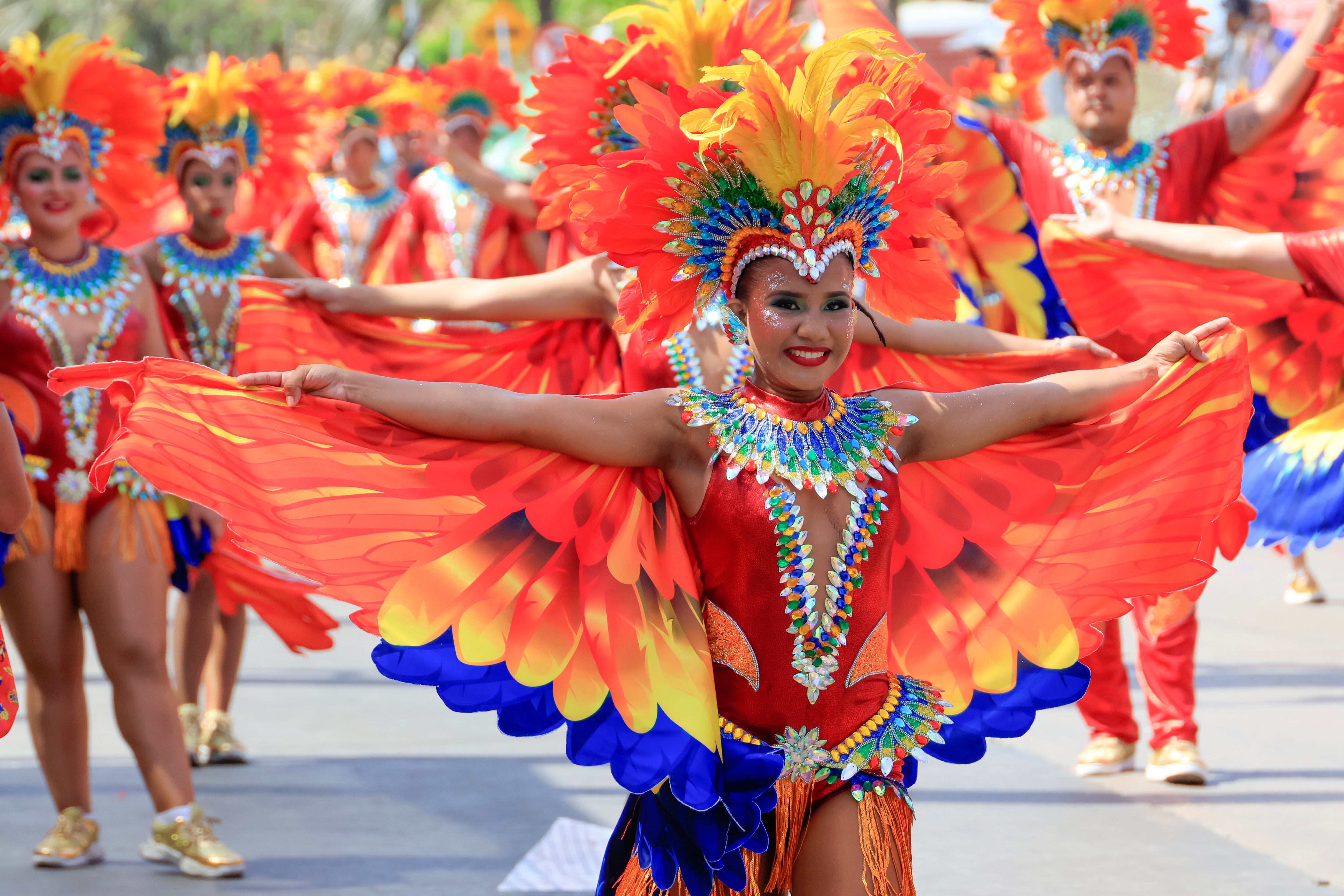 AME6264. BARRANQUILLA (COLOMBIA), 03/03/2025.- Artistas desfilan en la Gran Parada de Comparsas este lunes, durante el tercer día del Carnaval de Barranquilla (Colombia). EFE/ Ricardo Maldonado Rozo