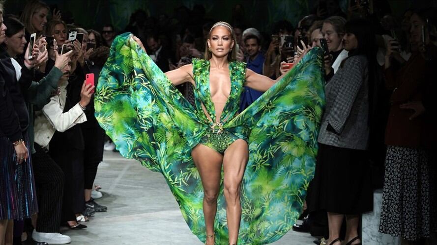 Jenifer López ha sido la sensación por usar un nueva versión del vestido de Versace que usó hace 20 años.. Foto: Getty Images