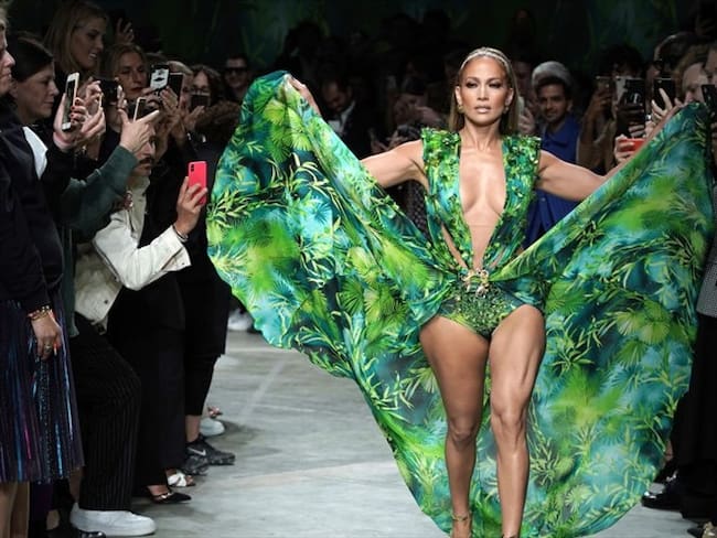 Jenifer López ha sido la sensación por usar un nueva versión del vestido de Versace que usó hace 20 años.. Foto: Getty Images