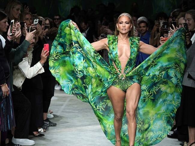 Jenifer López ha sido la sensación por usar un nueva versión del vestido de Versace que usó hace 20 años.. Foto: Getty Images