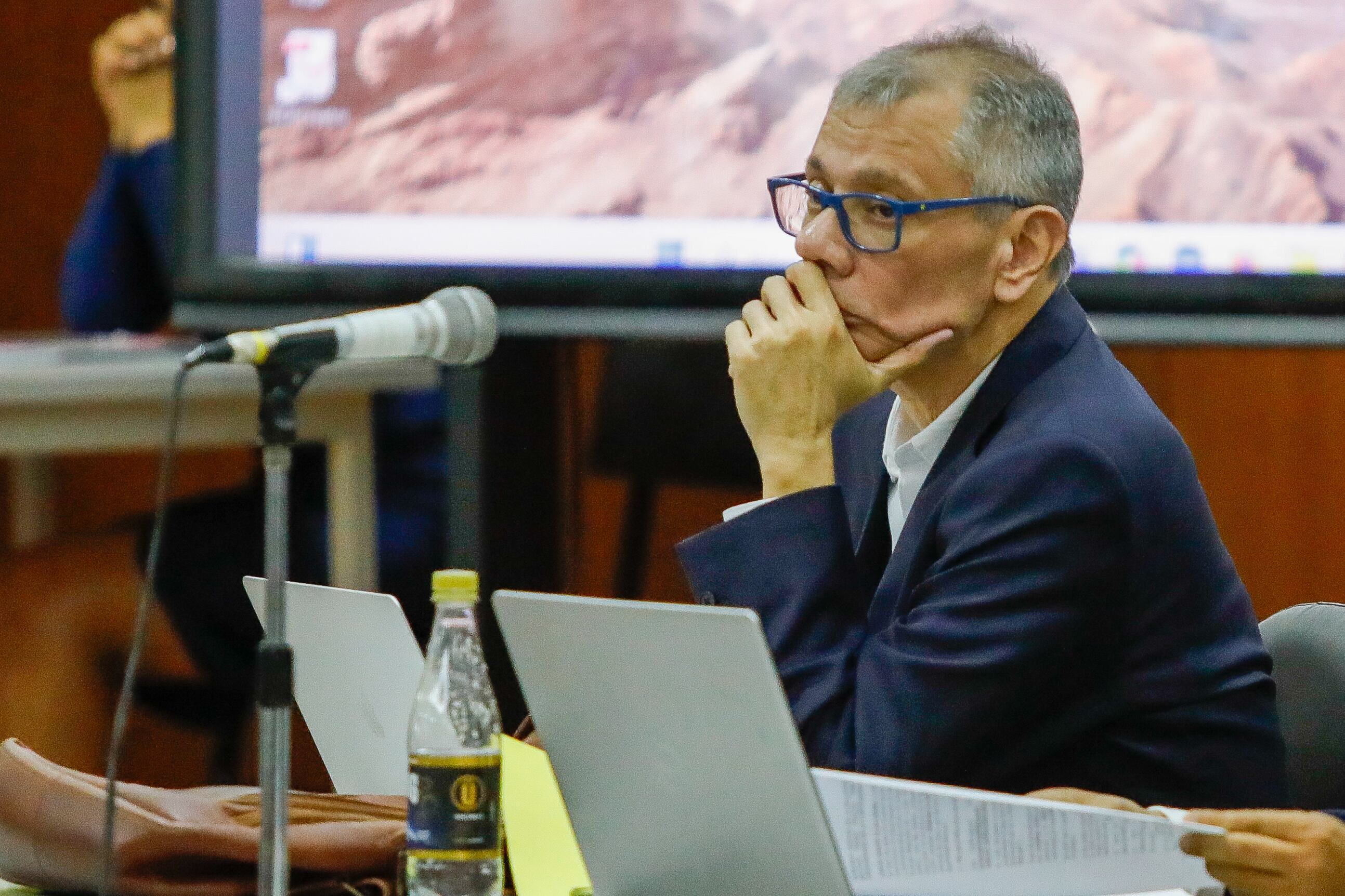 AME3825. QUITO (ECUADOR), 06/06/2025.- El exvicepresidente de Ecuador Jorge Glas (i) asiste al juicio en su contra este viernes, en la Corte Nacional de Justicia, en Quito (Ecuador). EFE/Santiago Fernández