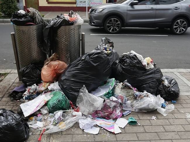 Aún en las calles de la ciudad existen 9.839 toneladas de residuos mixtos sin recoger. Foto: Colprensa