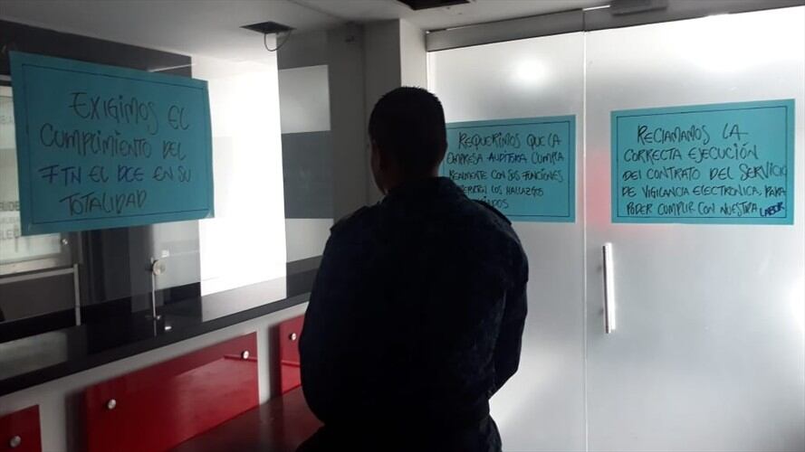 Funcionarios del Inpec a nivel nacional iniciaron cese de actividades por las fallas que presentan los brazaletes electrónicos. Foto: Laura Palomino