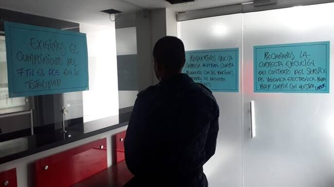 Funcionarios del Inpec a nivel nacional iniciaron cese de actividades por las fallas que presentan los brazaletes electrónicos. Foto: Laura Palomino