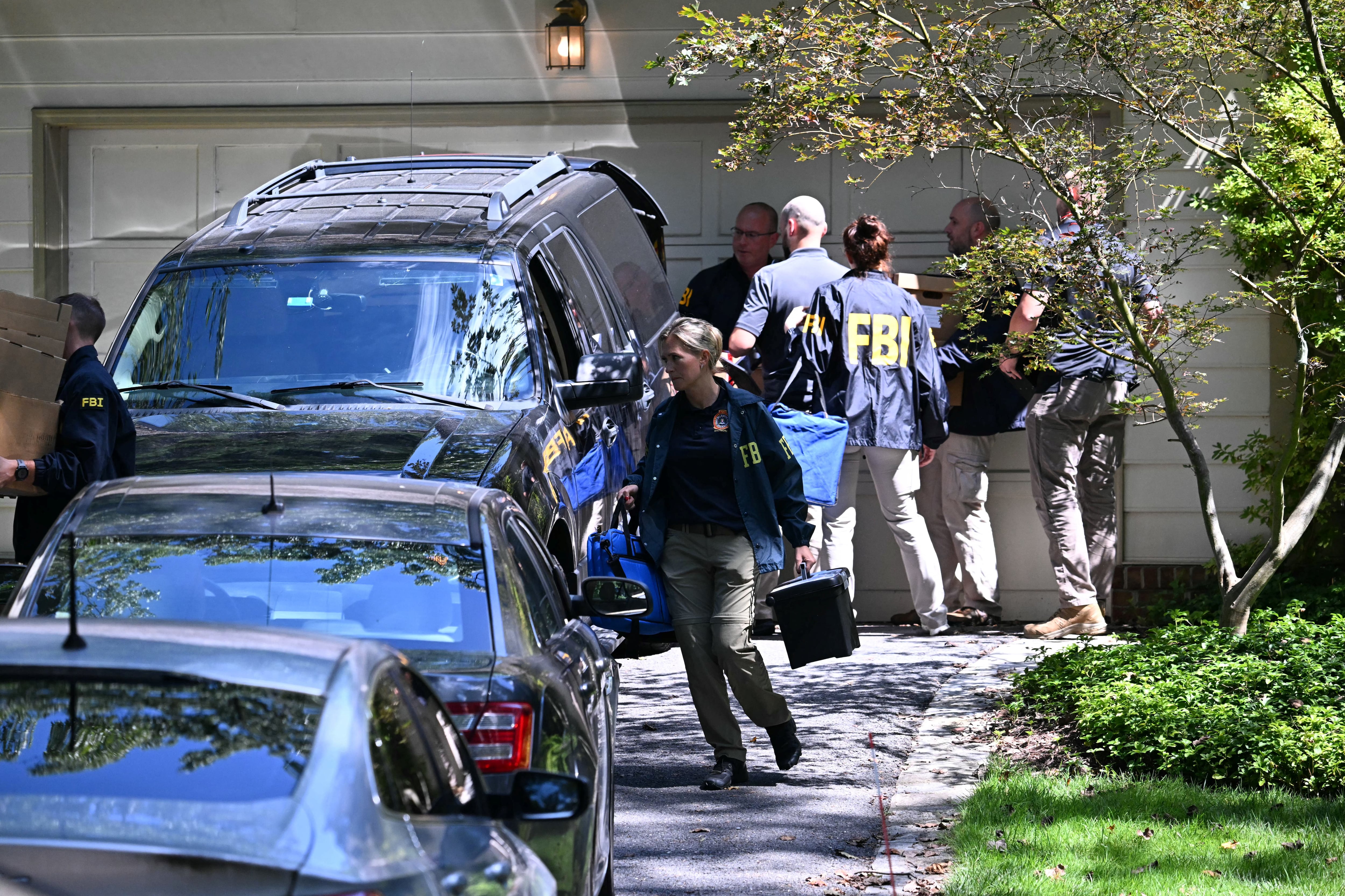 Agentes del FBI retiran objetos de la casa del exasesor de seguridad nacional de Donald Trump, John Bolton, el 22 de agosto de 2025 en Bethesda, Maryland. (Foto de SAUL LOEB/AFP vía Getty Images)
